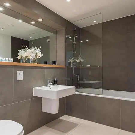 Luxury Cosy With Stunning Skyline Views! * London