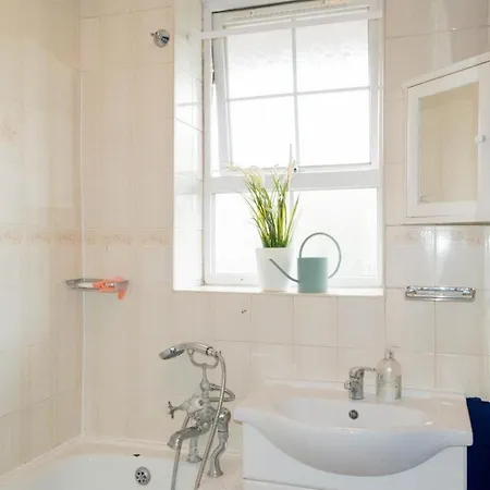 Affordable Double In Trendy Angel, Islington * London