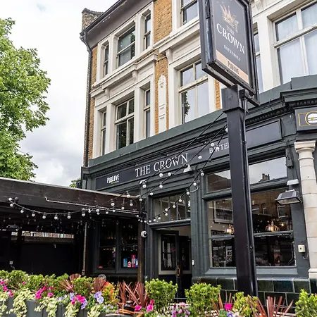 Publove @ The Crown, Battersea Hostel