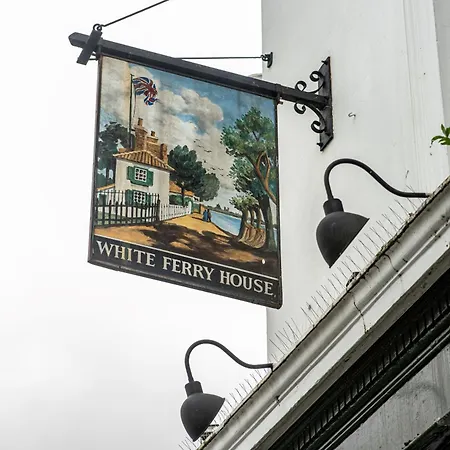 Publove @ The White Ferry, Victoria Vandrarhem London