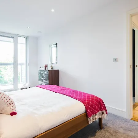 Wild Roses Serviced - Greenwich Apartment *