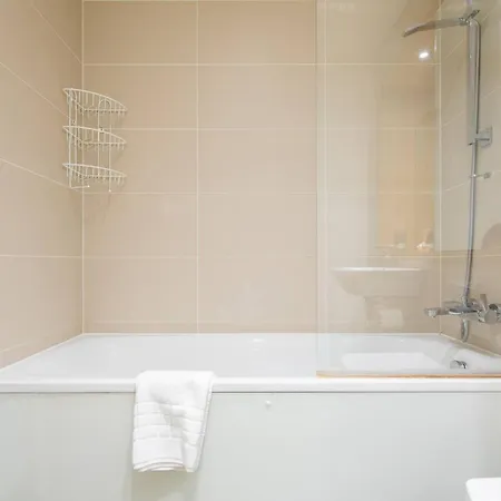Wild Roses Serviced - Greenwich Apartment London