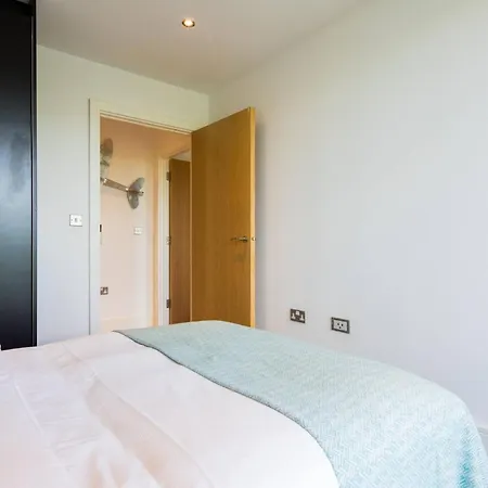 Wild Roses Serviced - Greenwich Apartment London