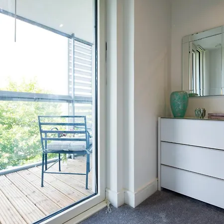 Wild Roses Serviced - Greenwich Apartment