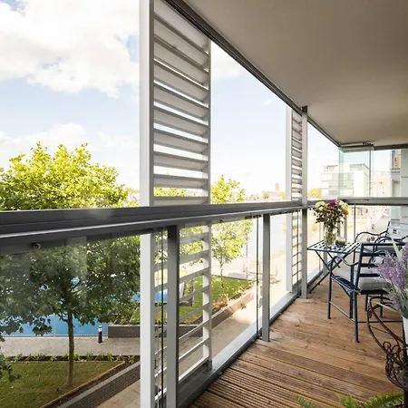 Wild Roses Serviced - Greenwich Apartment *