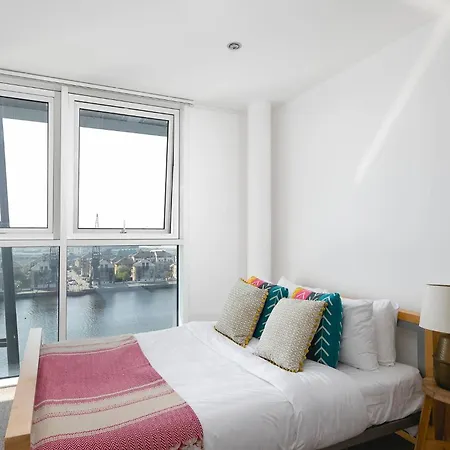 Serene Waterfront - Excel * London