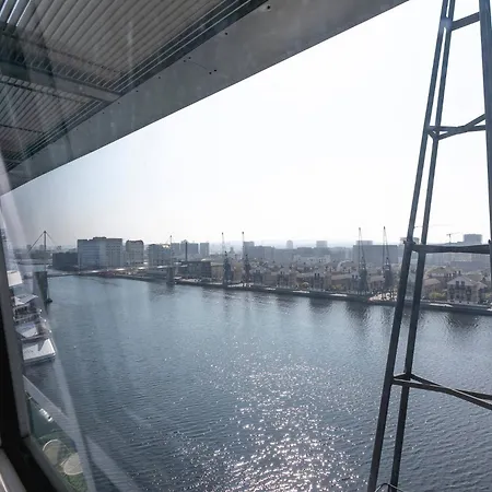 Serene Waterfront - Excel * London
