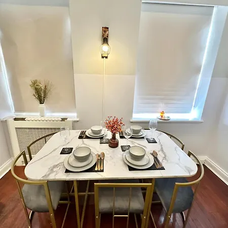 Hyde Park One Bedroom Apartment *