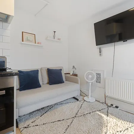 Modern Flat & Balcony In Historic West Kensington