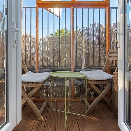 Modern Flat & Balcony In Historic West Kensington Apartment