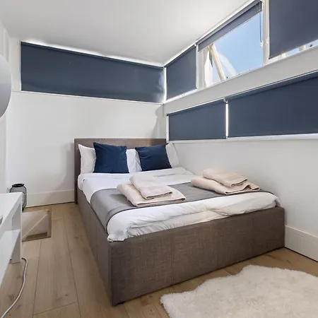 Modern Flat & Balcony In Historic West Kensington Apartment London