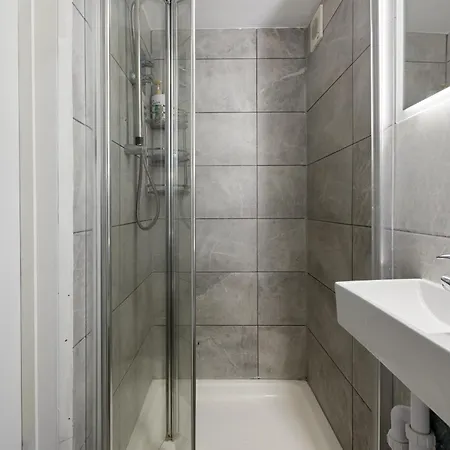 Apartment Modern Flat & Balcony In Historic West Kensington London