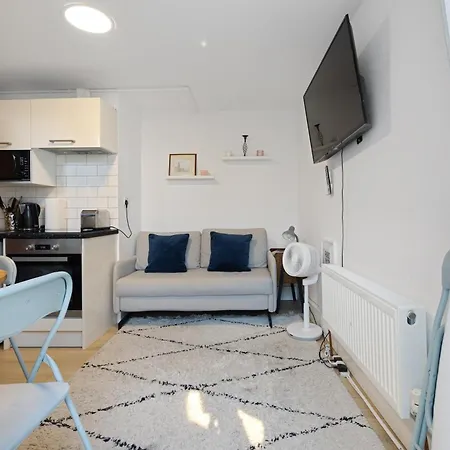 Modern Flat & Balcony In Historic West Kensington London