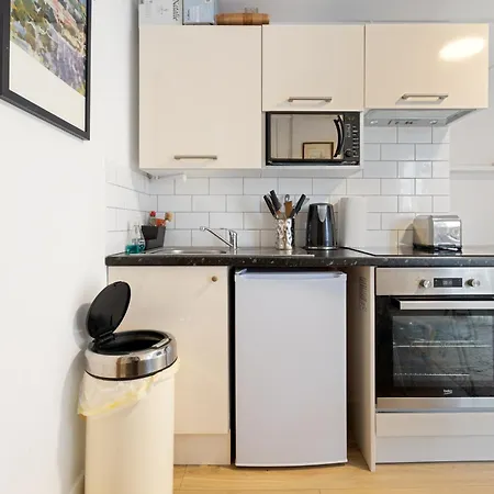Modern Flat & Balcony In Historic West Kensington