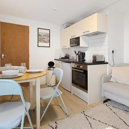 Apartment Modern Flat & Balcony In Historic West Kensington