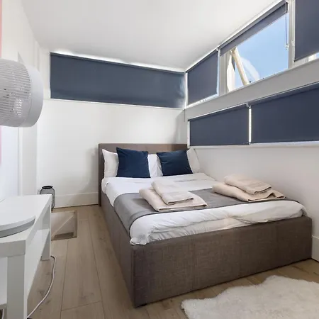 Modern Flat & Balcony In Historic West Kensington Londen