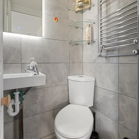 Modern Flat & Balcony In Historic West Kensington