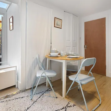 Modern Flat & Balcony In Historic West Kensington Apartment *