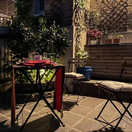 Modern Double Bedroom In 1 London