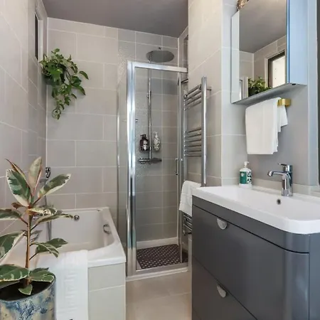 Modern Double Bedroom In 2 *