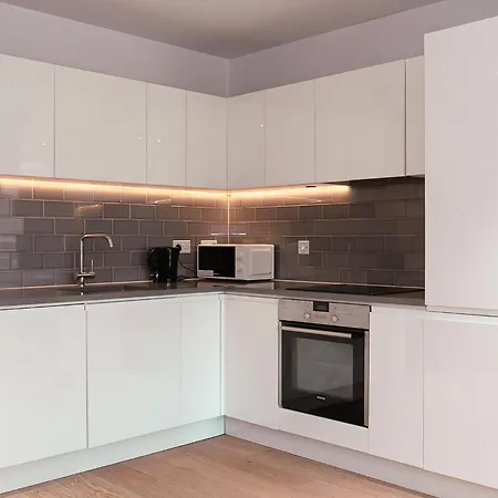 Charming 1br In Apartment *