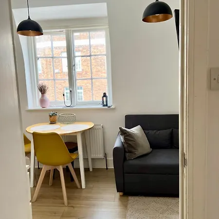 Apartment Flat In Victorian West Kensington Mansion