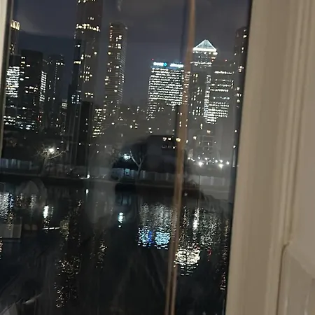 Beautiful View Near Canary Wharf Apartment
