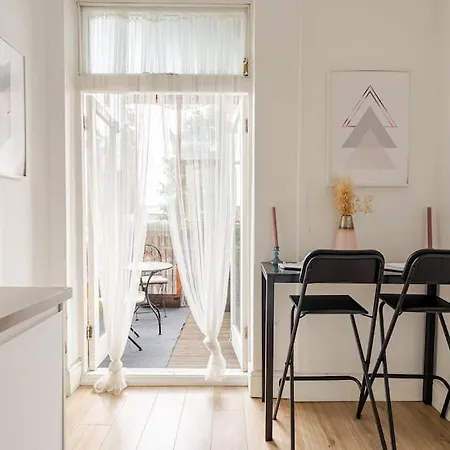 Apartment Balcony Flat In Victorian West Kensington Mansion