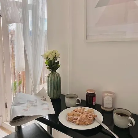 Apartment Balcony Flat In Victorian West Kensington Mansion