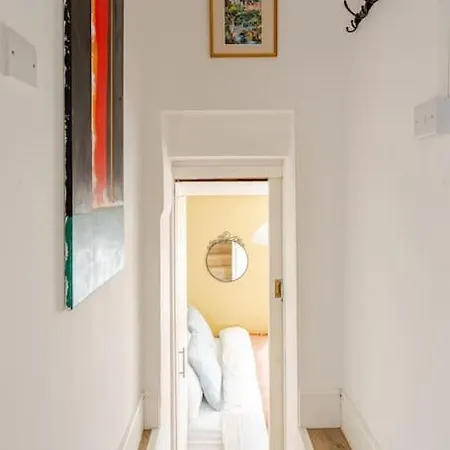Apartment Balcony Flat In Victorian West Kensington Mansion London