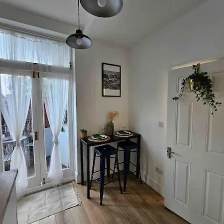 Apartment Balcony Flat In Victorian West Kensington Mansion London