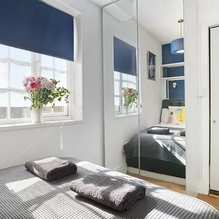 Apartment Flat In Victorian West Kensington Mansion With Balcony