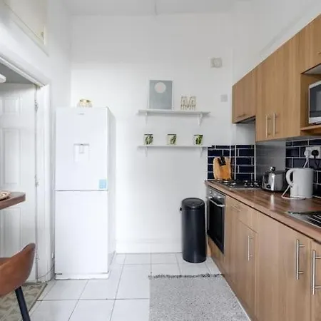 Flat In Victorian West Kensington Mansion With Balcony