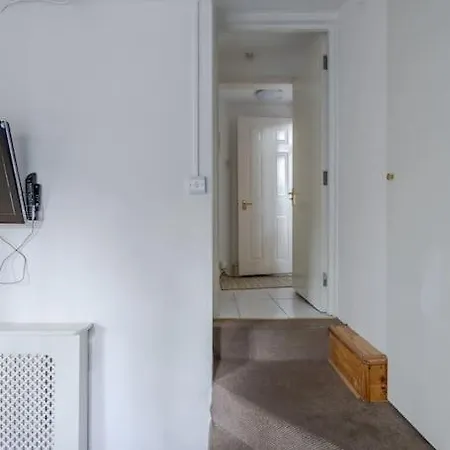 Apartment Flat In Victorian West Kensington Mansion With Balcony