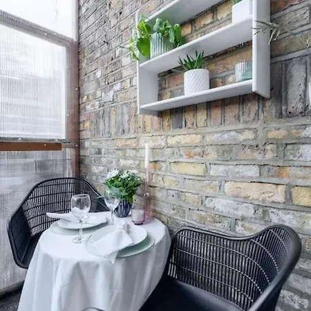 Apartment Flat In Victorian West Kensington Mansion With Balcony