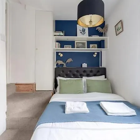 Apartment Flat In Victorian West Kensington Mansion With Balcony London