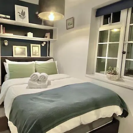 Apartment Flat In Victorian West Kensington Mansion With Balcony