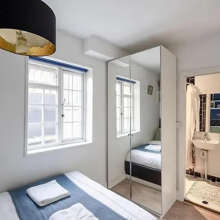 Flat In Victorian West Kensington Mansion With Balcony *