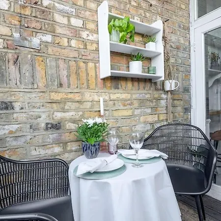 Flat In Victorian West Kensington Mansion With Balcony London