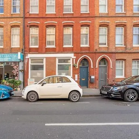 Flat In Victorian West Kensington Mansion With Balcony London