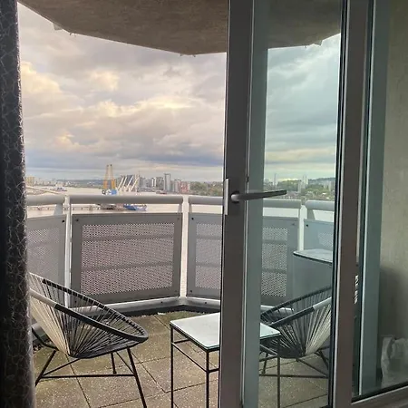 2 Bedroom Royal Docks Riverside * London