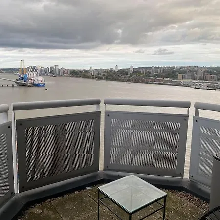 2 Bedroom Royal Docks Riverside London