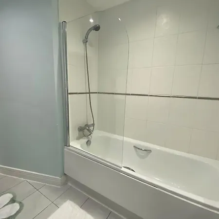 2 Bedroom Royal Docks Riverside * London