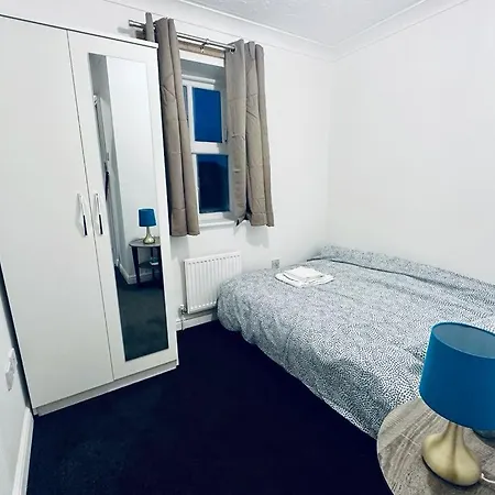 Single With Shared Bathroom, Parking & Wifi Homestay *
