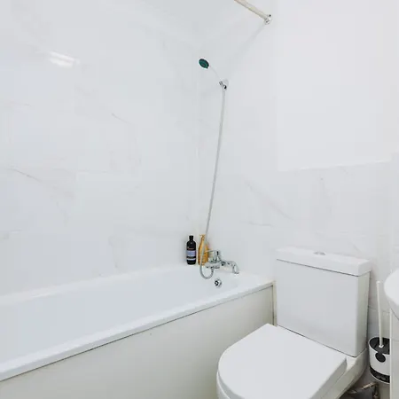 Single With Shared Bathroom, Parking & Wifi