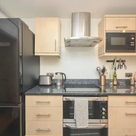 Modern 1bd Basement Flat Near Victoria Park Apartment