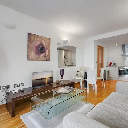 Stylish And Very With Balcony Apartment *