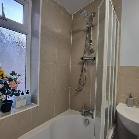3 Bed With Cinema, F1 Racing Sim, 1 Gb Internet, Bbq, Garden, 20 Mins London, Parking, Ev Port, Metro 5 Mins Walk *