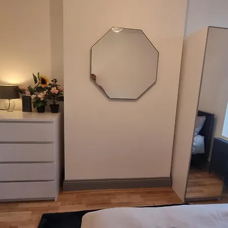 Appartement 3 Bed With Cinema, F1 Racing Sim, 1 Gb Internet, Bbq, Garden, 20 Mins London, Parking, Ev Port, Metro 5 Mins Walk *