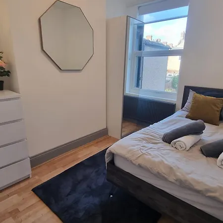 3 Bed With Cinema, F1 Racing Sim, 1 Gb Internet, Bbq, Garden, 20 Mins London, Parking, Ev Port, Metro 5 Mins Walk Appartement